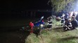 Potápěči uplavané auto nejdřív museli najít, pak ho uvázali a kolegové ho vytáhli pomocí navijáku