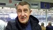Andrej Babiš fandil Jágrovi na jednom ze zápasů Kladna.
