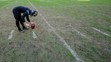 Zničený trávník ve Wembley