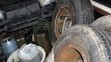 Auto sedělo uprostřed kanystrů a sudů na benzín