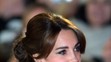 Kate Middleton si nevzala podprsenku - 1