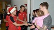 Fotbalisté Liverpoolu navštívili nemocné děti - 3