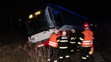 Po srážce sjel jeden z autobusů do příkopu
