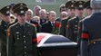 Vladimir Putin vedle rakve polského prezidenta Lecha Kaczyńského, 10. 4. 2010