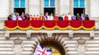 Královská rodina na balkoně Buckinghamského paláce