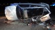 Auto přelétlo desítky metrů přes kruhový objezd a po dopadu začalo hořet