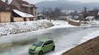 Auto uvízlo na zamrzlé řece - 2