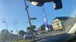 Útok tyčemi a srocování lidí před policejní služebnou v Novém Boru