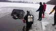 Hasiči museli vytáhnout auto z ledové vody