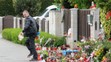 Rychtářův kamarád Standa uklízí květiny a svíčky od domu Bartošové - 1