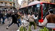 Fanoušci Neapole zaútočili také na autobus veřejné dopravy