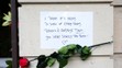 Lidé nosí od rána květiny a svíce k bráně domu, ve švýcarském Kuesnachtu, kde zpěvačka žila (2)