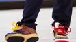 Matt Hamilton si na curling upravil oblíbené tenisky