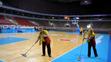 Aréna Riga je multifunkční hala. V jeden den tu najdete hokejovou plochu, v druhý basketbalovou palubovku.