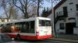 Muž vykopl v koloně okno autobusu a vyskočil - 3