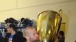 Adam Svoboda s trofejí pro vítěze extraligy. Rok 2013