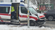 Nehoda sanitky s dvěma osobními vozy v Praze