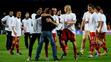 Fanoušek vtrhl na hřiště a vrhnul se na Franka Ribéryho z Bayernu. - 1