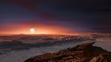 Umělecké zobrazení povrchu Proximy b a hvězdy Proxima Centauri