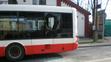 Muž vykopl v koloně okno autobusu a vyskočil - 2