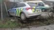 Policejní auto v Praze vyletělo ze silnice (1)