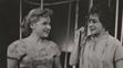 Alena Tománková a Jiřina Třebická ve hře Jak je důležité míti Filipa, 1958