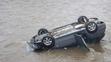 Auto při nehodě na Slovensku spadlo z mostu do řeky - 5