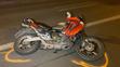 Rozbitý motocykl skončil desítky metrů za místem střetu