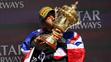 Lewis Hamilton s trofejí pro vítěze GP Velké Británie v roce 2024 (cropped)