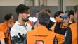 Novak Djokovič na F1 v Kataru mluví s Lando Norrisem