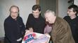 Herci Pavel Nový, Petr Rychlý a Ladislav Potměšil pózují s valentýnským dortem.