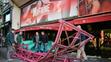 Větrný mlýn nad pařížským kabaretem Moulin Rouge (3)