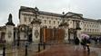 Poškozená brána do Buckinghamského paláce