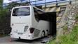 Autobus zůstal zaseknutý pod železničním viaduktem