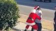 Santa jednoho z podezřelých složil zezadu na zem