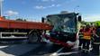 Srážka autobusu s nákladním autem v Praze