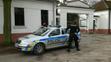 V Čelákovicích hrozil muž přítelkyni i policistům pistolí - 2