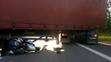 Motorkář narazil do otáčejícího se polského kamionu - 2