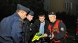 Policisté a hasiči museli evakuovat celý panelákový vchod