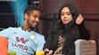 Alfred Enoch (Dean Thomas) Afshan Azadová-Kaziová (Padma Patilová) na Comic Conu v Německu, 6. 5. 2023