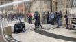 Demonstrace fotbalových chuligánů na Staroměstském náměstí se vyhrotila - 23