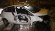 Zatímco policejní vůz zůstal na silnici, forda náraz odhodil do zdi