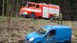 Poštovní auto skončilo po nehodě v potoce