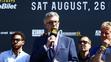 Hlasatel Michael Buffer uvádí vážení mezi Usykem a Duboisem