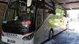 Autobus zůstal zaseknutý pod železničním viaduktem