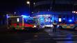 Auto prolétlo křižovatkou a zastavilo se o roh paláce.