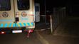 Policistům a strážníkům se venku před záchytkou podařilo agresora odzbrojit a zkrotit