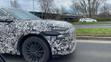 Maskované prototypy Audi A4 Avant a Q6 e-tron v ulicích Prahy
