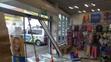 Auto projelo výlohou obchodu - 2