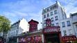 Větrný mlýn nad pařížským kabaretem Moulin Rouge (1)